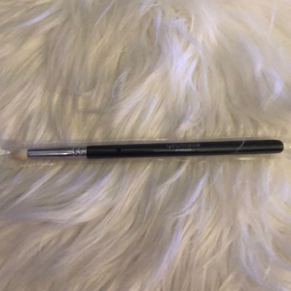 Younique crease brush